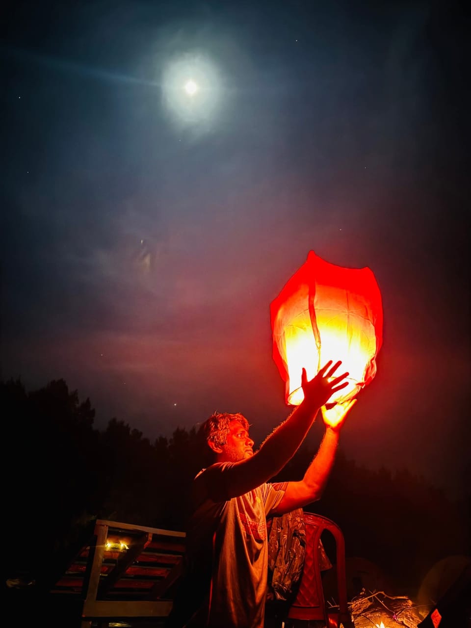 রাতের আকাশ ও তাবু